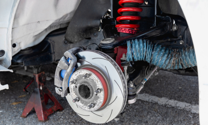 Autossa on viritysosia nähtävillä ja siellä on korkeussäädettävä alustasarja